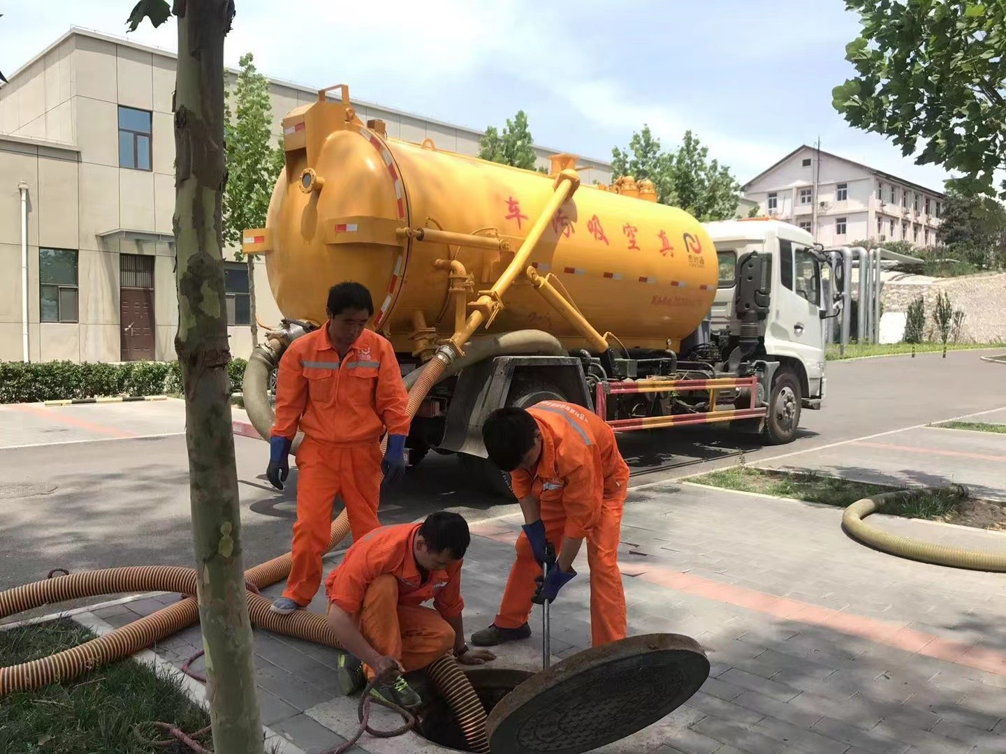 颍东管道疏通车停在窨井附近