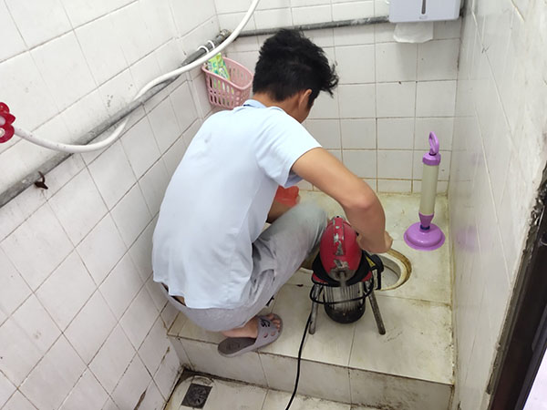 颍东管道堵塞冒臭气 专业师傅现场解决问题