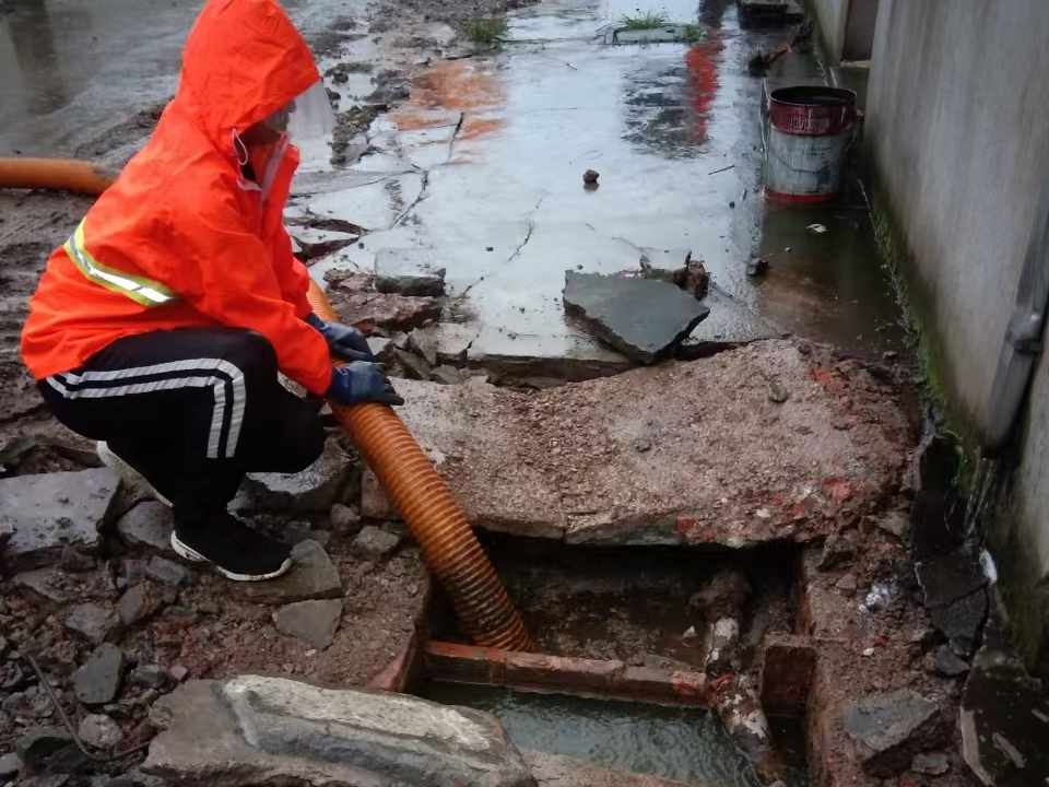 颍东专业清理污水池 炜誉市政以规范流程守护城市 “肠道”